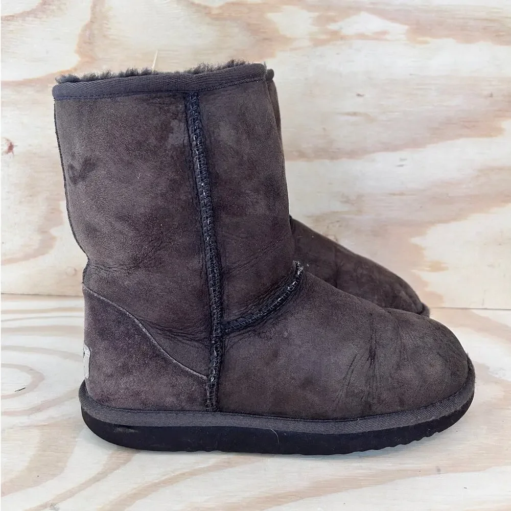 UGG Australia - Classic Short - Boots - Brown - Women's - 7 - S/N 5825